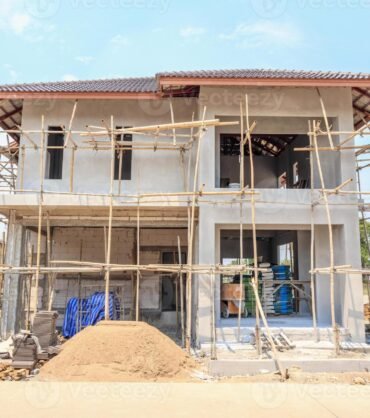 8130558-maison-en-construction-avec-structure-en-bloc-de-beton-aere-autoclave-sur-le-chantier-photo